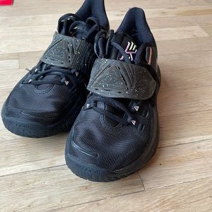 Black Kyrie Irving Nike Sneaker size 8 mens
